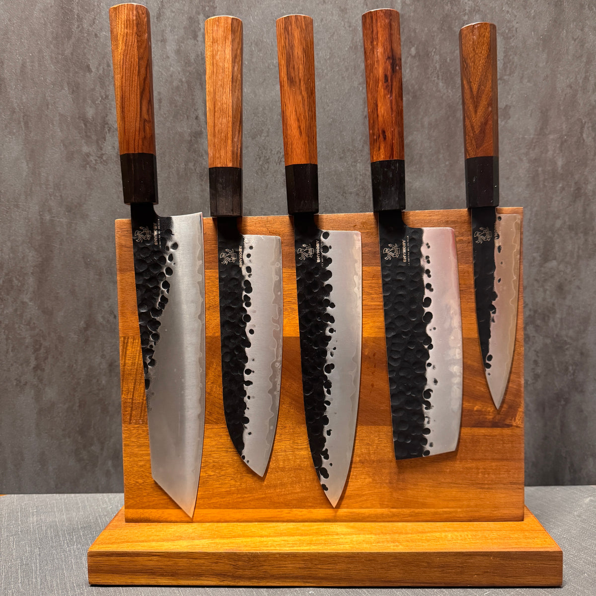 SET SHYNOBY HAMMERED BLACK con Ceppo Porta Coltelli